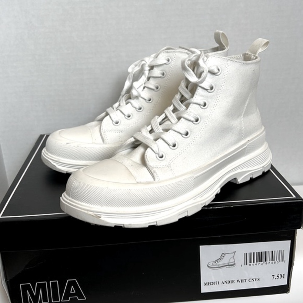 MIA ANDIE  size 7.5 white canvas ankle boots